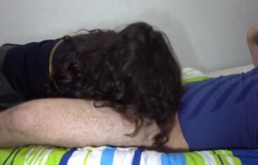 Estudante safada mamando gostoso e sentando forte no pau até gozar