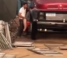 Funcionário flagrado fodendo com putinha no lado do caminhão em Goiânia