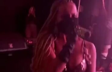Funkeira gostosa rebolando a bunda enorme no palco para o fã