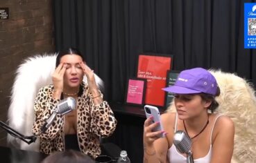Gabi Prado exibindo os peitos enquanto fala no podcast