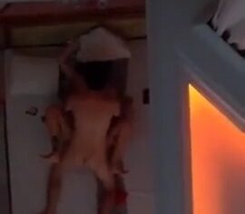 Gostosa Estudante de Medicina Gemendo no Motel com Amigo
