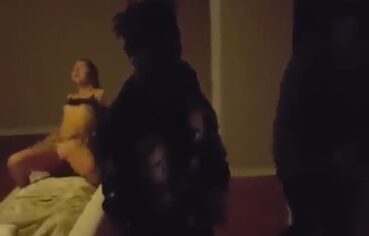 Gostosa fogosa transando no sofá enquanto o rapaz manda um flow bolado