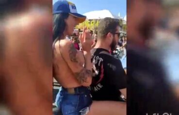 Gostosas amadoras se exibindo seminuas em encontro de motos esportivas