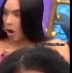 Isabelle Nogueira exibindo os peitos de silicone no BBB24