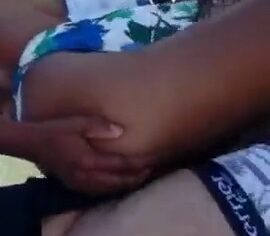 Jeniffer mulatinha cavalgando forte ao ar livre ao lado da motoca