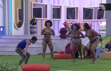 Jessilane e Natália exibindo os peitos na piscina do BBB22