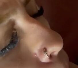 Larissa Escobar chupando gostoso até o namorado explodir de prazer na sua boca