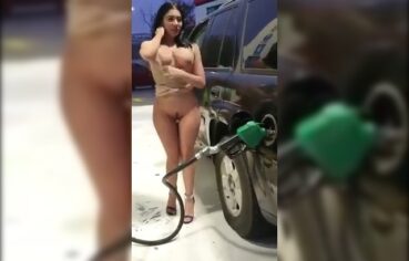Latina Safada Exibe as Tetas e a Xerequinha no Posto de Gasolina