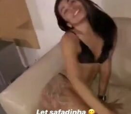 Leticia Hollanda ninfeta tatuada rebolando de calcinha no sofá