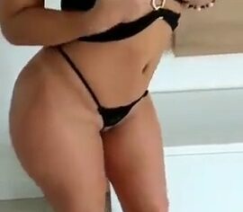Loira cavala de lingerie preta empinando o rabo enorme no sofá
