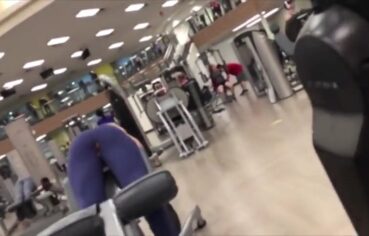 Loira Gostosa Flagrada na Academia Com Calça Rasgada