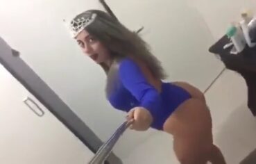 Loira gostosa se exibindo toda molhada no quarto