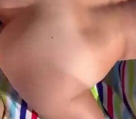 Loira ninfeta dando prazer ao empresário na lancha ao ar livre