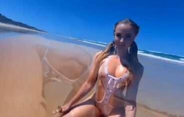 Loira rabuda dando o rabo na praia e gemendo alto