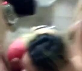 Loira safada chupando forte no banheiro enquanto os amigos se divertem