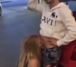 Loira safada chupando rola no posto de gasolina enquanto a galera filma