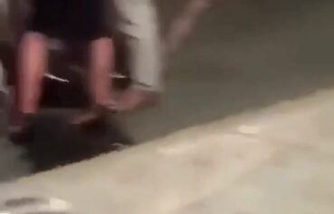 Loira Safada Mija na Frente da Galera na Boate Como se Nada Estivesse Acontecendo