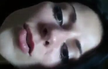 Loira safada rebolando na cama do motel enquanto é comida por trás