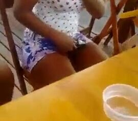 Loirinha Peituda Rebolando na Mesa com Amiga Tarada