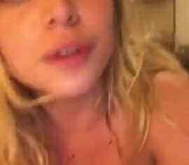 Loirinha safada de 19 anos gravando vídeo amador pedindo rola
