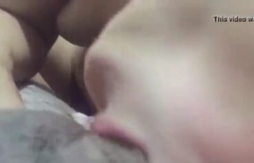 Loirinha safada engolindo rola grossa até o talo e pedindo gozada na garganta