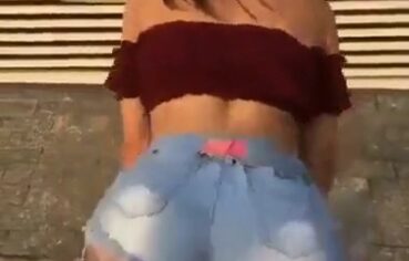 Marcela Ninfeta Deliciosa da Bunda Grande Ficou Rebolando Com o Shortinho Enfiado no cu e Descendo Até o Chão ao Som de Funk