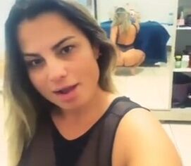 Marcia Imperator peladinha cavalgando forte até gozar gostoso