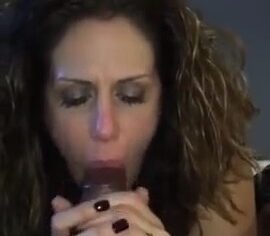 Márcia ninfeta chupando a rola do ficante e ganhando leitinho no rosto