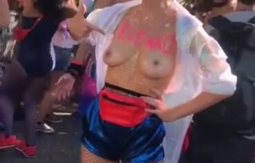 Maria Casadevall mostrando os seios em protesto de topless no carnaval