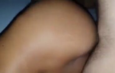 Maria Eduarda moreninha de ladinho levando piroca grossa até gozar