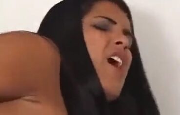 Mecânico pegador comendo a morena gostosa dona do carro no elevador