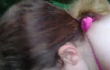 Melissa Alecxander chupando a rola do marido no mato até ganhar porra na boca