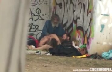 Mendigos fazendo ménage ao ar livre com boquete profundo
