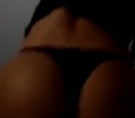 Morena devassa quicando com raiva na piroca ainda de calcinha