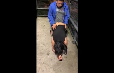 Morena fogosa metendo de quatro na ponte enquanto amigo filmava