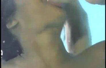 Morena gostosa fudendo em trio na piscina até gozar forte