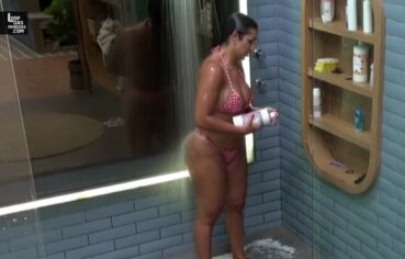 Morena gostosa pagando peitinho no banho e se exibindo