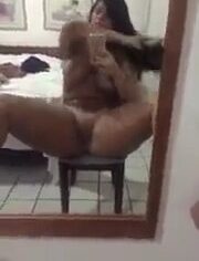 Morena Gostosa se Masturbando com um Vibrator na Cama