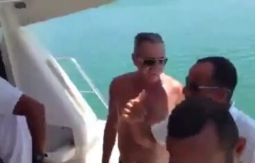 Morena gostosa sentando forte no iate em Búzios até gozar gostoso