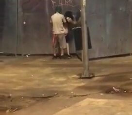 Morena gostosa sentando forte no pau do marido no sofá até gozar alto