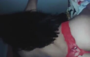Morena ninfeta apertando a calcinha enquanto senta gostoso no pau do namorado