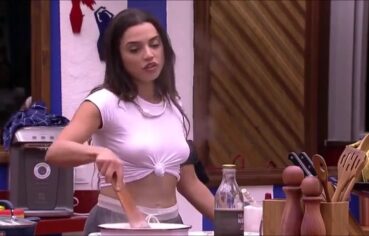 Morena peituda cozinhando sem sutiã e exibindo os seios durinhos
