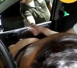 Morena safada chupando sem parar no carro enquanto o cara abastece