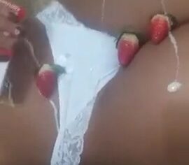 Morena safada de calcinha jogando morango com leite condensado no corpo