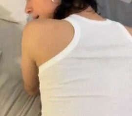 Morena safada ligou a câmera enquanto sentava gostoso no pau