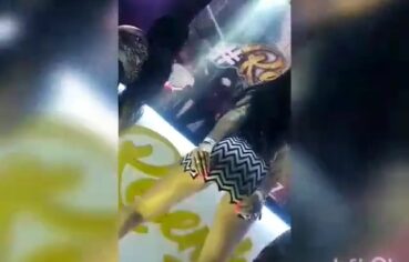 Morenaça ninfeta rebolando sem calcinha no baile e gemendo de tesão