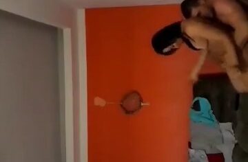 Moreninha casada sentando gostoso no amante enquanto o marido viaja