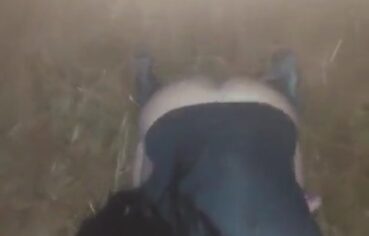 Moreninha safada cai de boca na rola do amigo no meio do mato