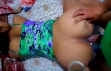 Moreninha safada de quatro levando rola grossa e gozada na bunda