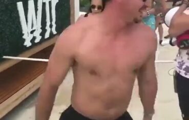 Moreninha safada pagando bucetinha após o maiô arrebentar em festa